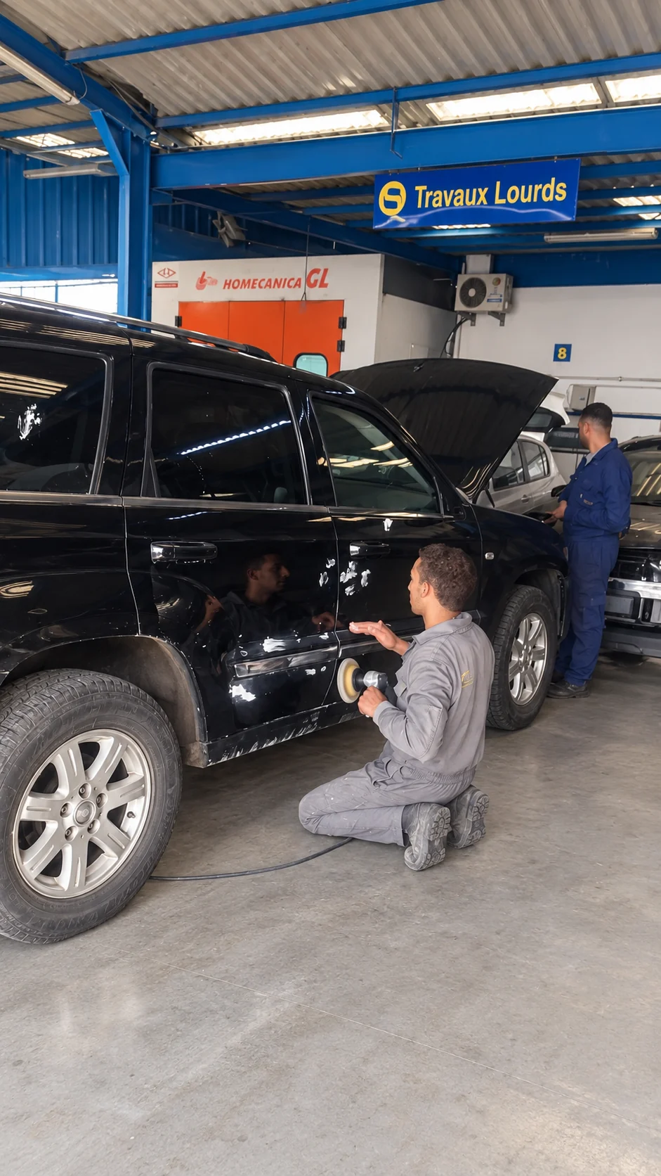 Un technicien réalisant un travail de carrosserie